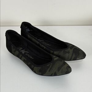 Anne Klein Odette Ballet Flats Women’s 6 Camo Comfort Sole Pointed Toe